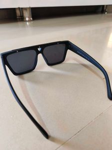 Stylish Black Geometric Sunglasses