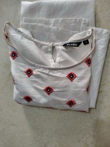 Elegant White Embroidered Kurta size s