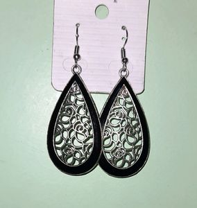 Black Metal Earring With Jali Pattern
