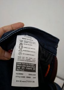 LEVI'S DARK BLUE JEANS FOR MEN • 30 INCH WAIST