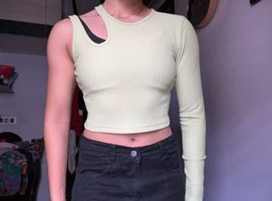 New Bebe Cut-out Single Sleeve Top🍈