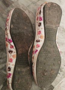 Floral Embroidered Juttis