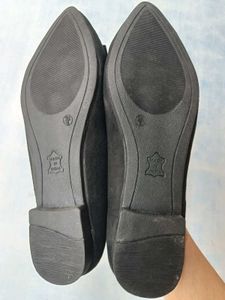 Chic Black Buckle Flats