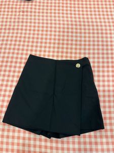 H&amp;M Black Skort with button