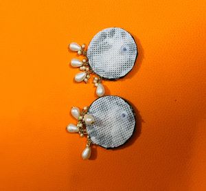 New Fabric Earrings &amp; Madhi Colour Light Waited