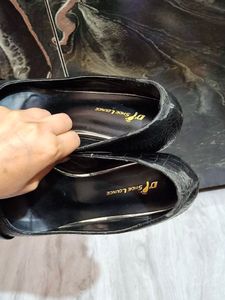 Chic Black Croc-Embossed Heels