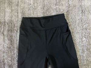 Black Flare Leggings with Pockets – High-Waist Str