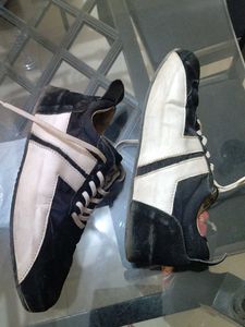 Men black and white stripes shoe.