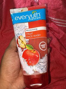Everyuth Naturals Moisturizing Face Wash