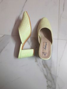 ❗️❗️PRICE DROPPED❗️❗️LEATHER GOLD WOMEN HEELS💚