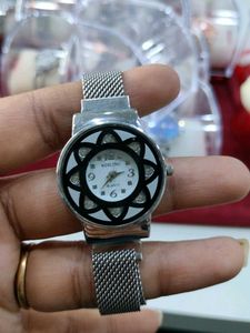 Stylish Mesh Strap Watch