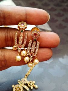 Elegant Gold-Tone Necklace &amp; Earring Set