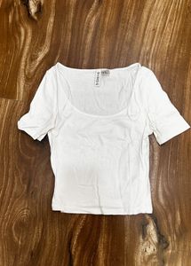 CROPPED SCOOP NECK T-Shirt