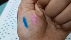 Vibrant Eyeshadow eyeliner crayon in Pink