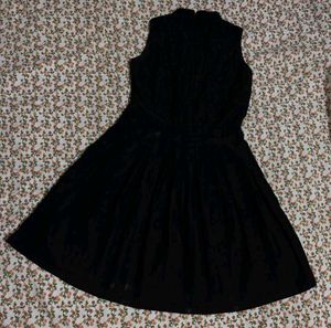 Chic Black Lace &amp; Pleated Dress