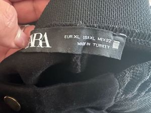 High-waist leggings with golden buttons