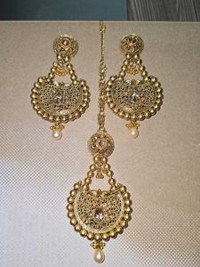 gold pearls mang tikka and earrings