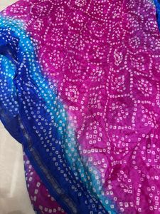 Elegant Double-Shade Bandhani Saree with Silver Za