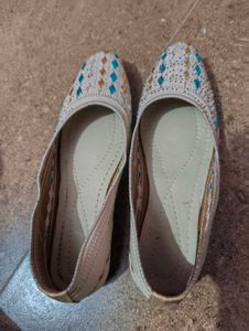 Embroidered Flat Juttis