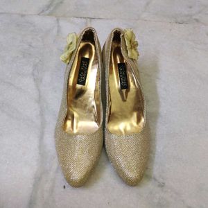 🆕 Sparkly Gold Heels with Flower Accent