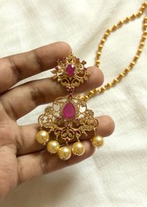 Elegant Gold Necklace with Pendant