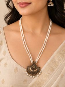 Elegant Pearl Necklace with Pendant