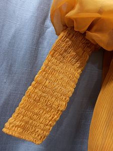 A Stretchable Yellow Top