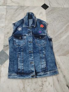 Stylish Sleeveless Denim Jacket with Patches