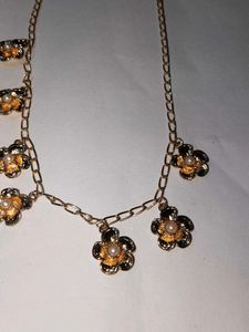 Gold Tone Flower Charm Necklace anti tanish