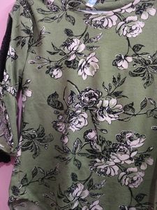 Chic Floral Print Top with Lace Sleeve Detail