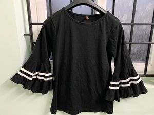 Pretty Black Top ( Size M)