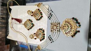 Exquisite Pearl and Kundan Necklace Set