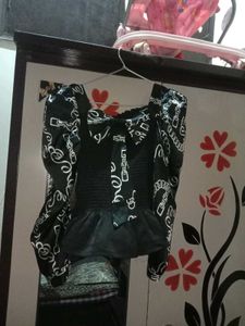Chic Black &amp; White Chain Print Top