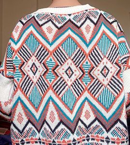 white 🤍 pullover sweater of urbanic