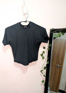 Chic Black Cropped Zip-Up Top