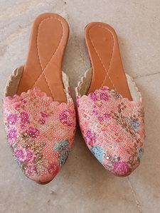 Traditional Rajasthani Mojdi