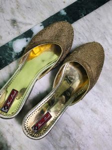 Elegant Embellished Golden jutti