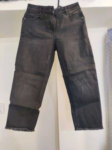 Trendy Cropped Black Jeans