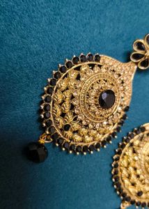 Elegant Gold-Toned Tikka &amp; Earring Set