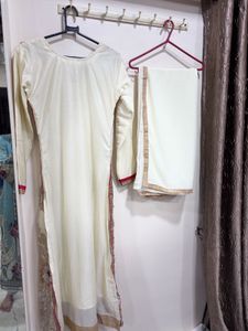Elegant White Kurta Set with Intricate Embellishme