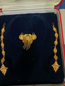 Exquisite Gold plated pendant and Earrings