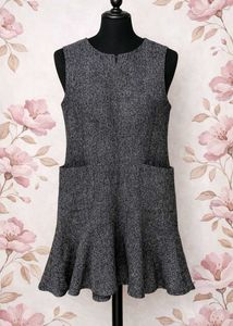 Chic Sleeveless Flared Dress with Pockets