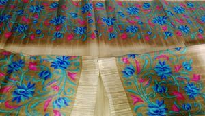 "Blossoming Beauty: A Floral Print Saree 🌸🌼"