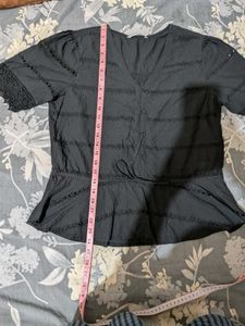 Laced top with waist tie-up