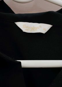 Chic Black Cropped Shirt