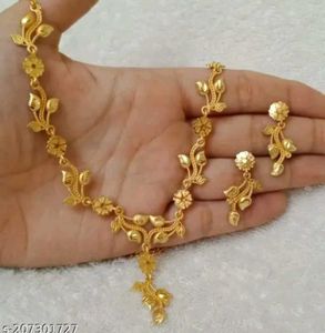Brand new Elegant Gold-Tone Floral Necklace &amp; Earr