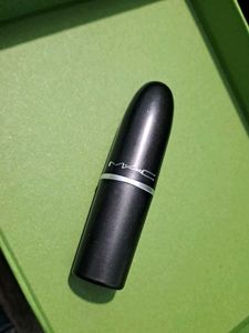 Mac Retro MATTE LIPSTICK In SHADE 707 Ruby Woo.