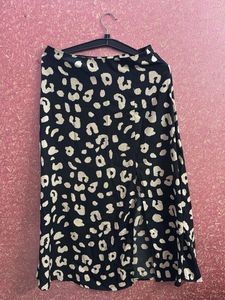 Chic Leopard Print Midi Skirt
