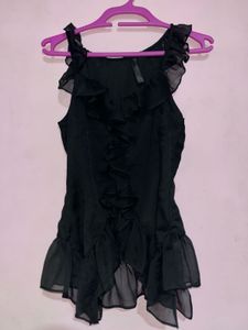 Black Ruffled Chiffon Peplum Camisolea sheer fabri