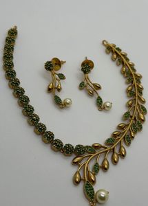 Elegant Leaf Design Necklace with Pearls